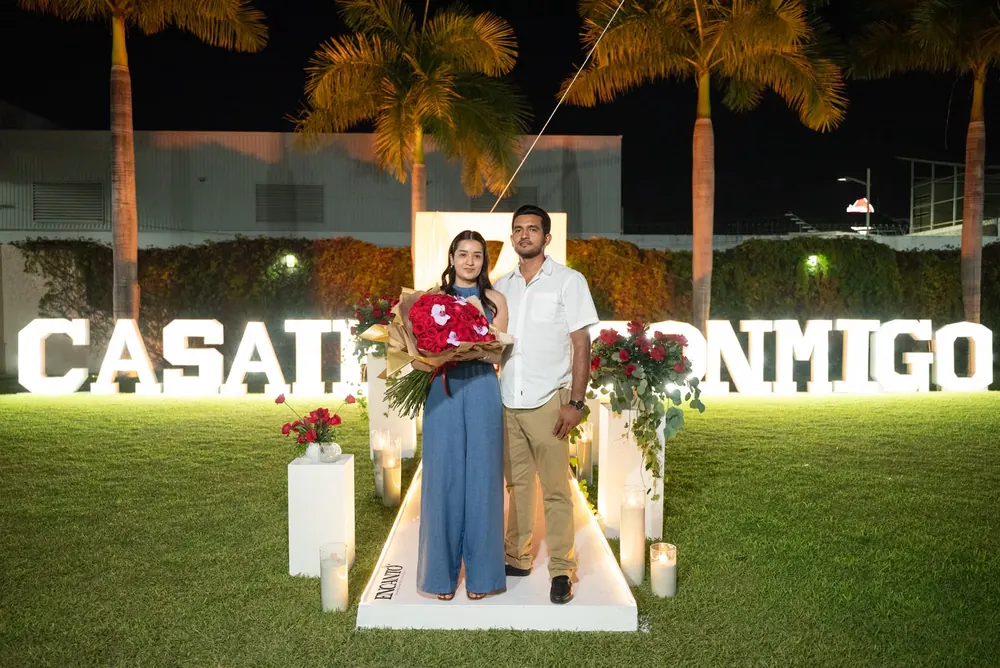 La pedida: Estephany y Jorge frente al letrero «Casado conmigo»