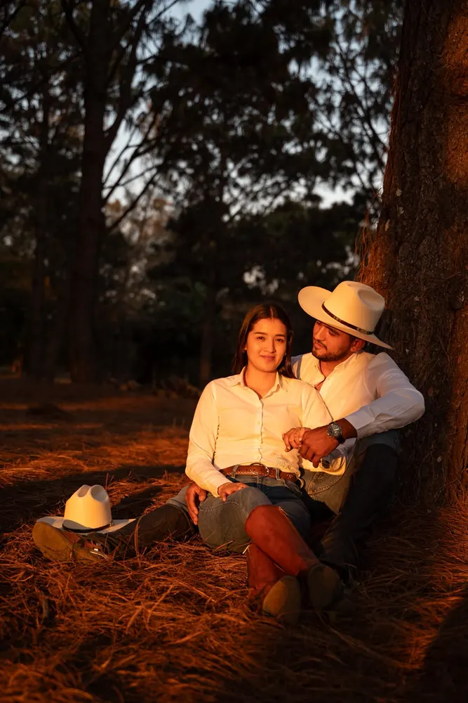 Estephany y Jorge junto a la fogata al atardecer