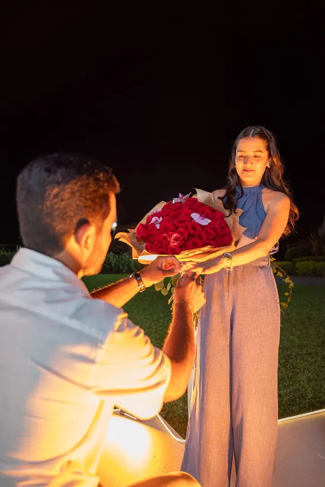 Jorge le entrega las rosas a Estephany en la pedida