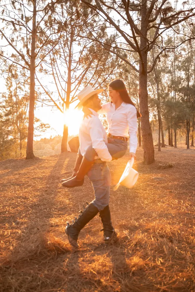 Estephany y Jorge entre los pinos con el sol detrás