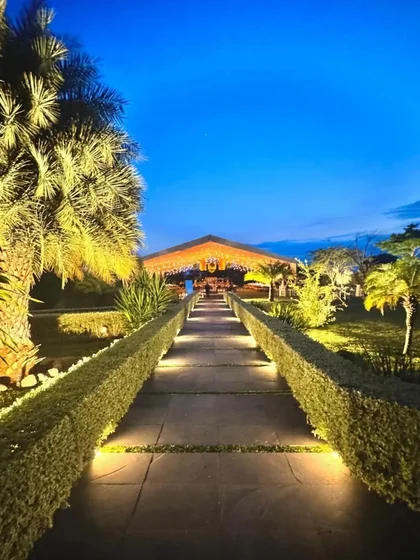 El andador iluminado del Jardín Dos Vistas que lleva a la carpa, al anochecer