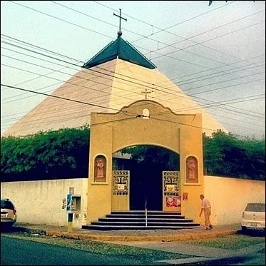 La fachada del Templo de Guadalajarita, con su torre en pirámide y el arco de entrada